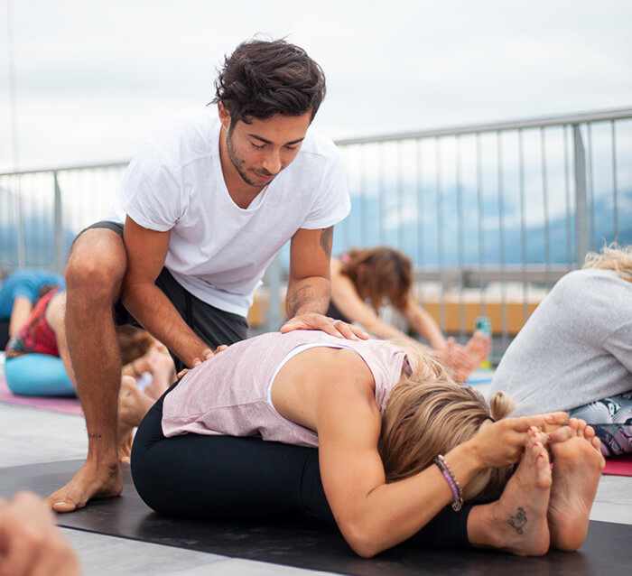 Ashtanga Yoga mit Marcel Clementi am Dach des Kaufhaus Tyrol