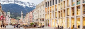 Fassade KAufhaus Tyrol und Maria Theresien Straße mit Blick auf die Nordkette